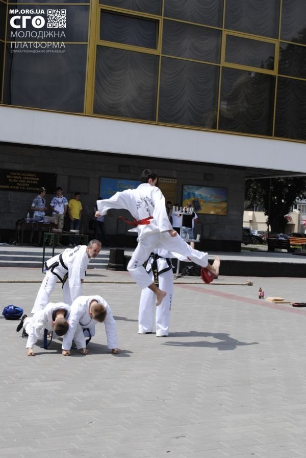 На День молоді в центрі Луцька билися, танцювали та змагалися. ФОТО
